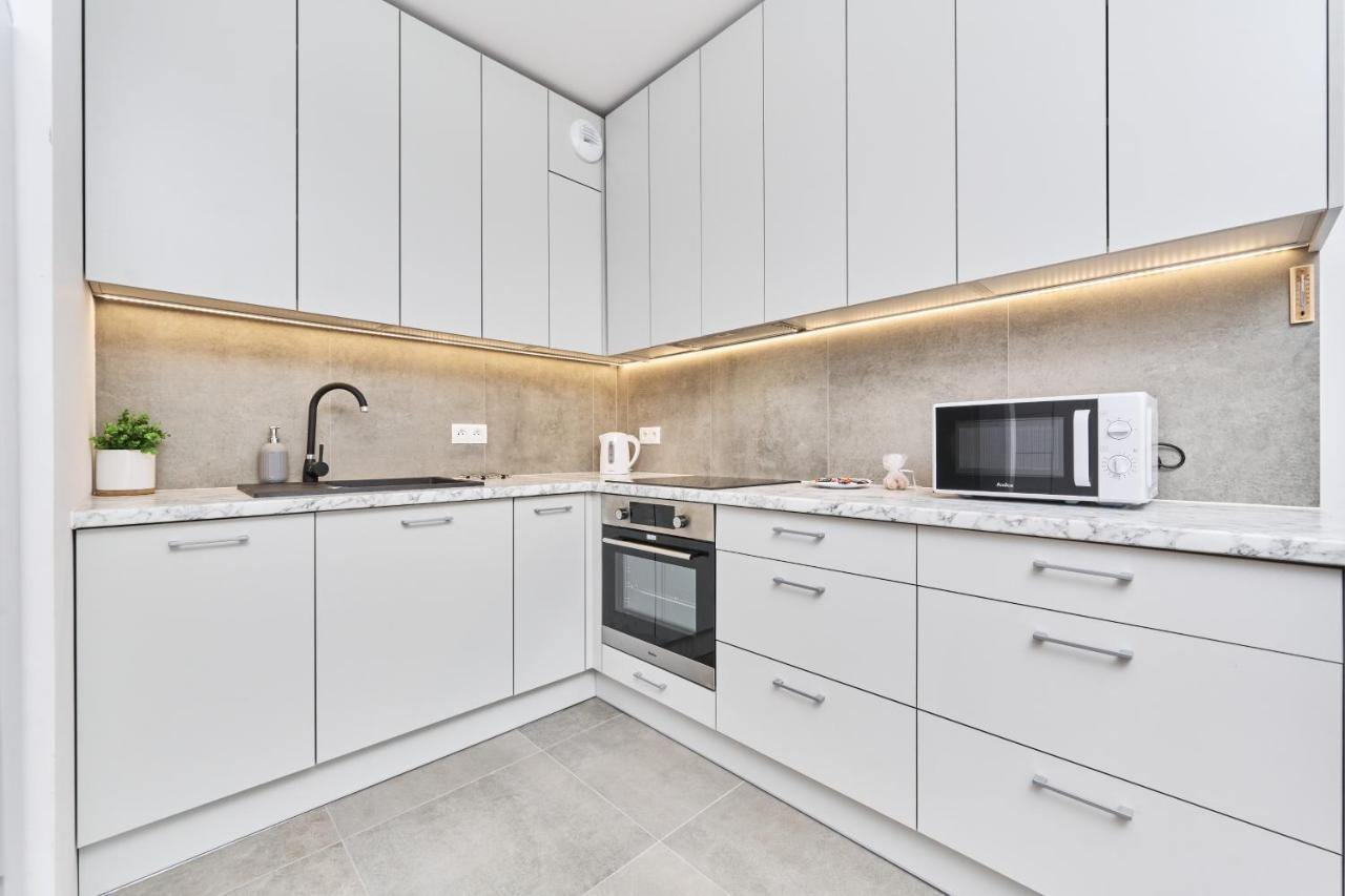 Apartment Wichrowa With Free Garage Wroclaw By Noclegi Renters ภายนอก รูปภาพ