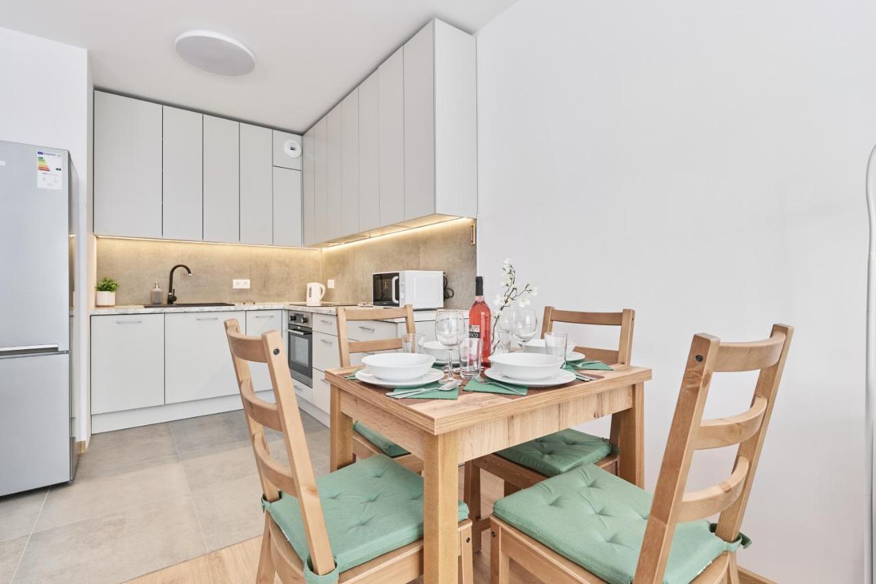 Apartment Wichrowa With Free Garage Wroclaw By Noclegi Renters ภายนอก รูปภาพ